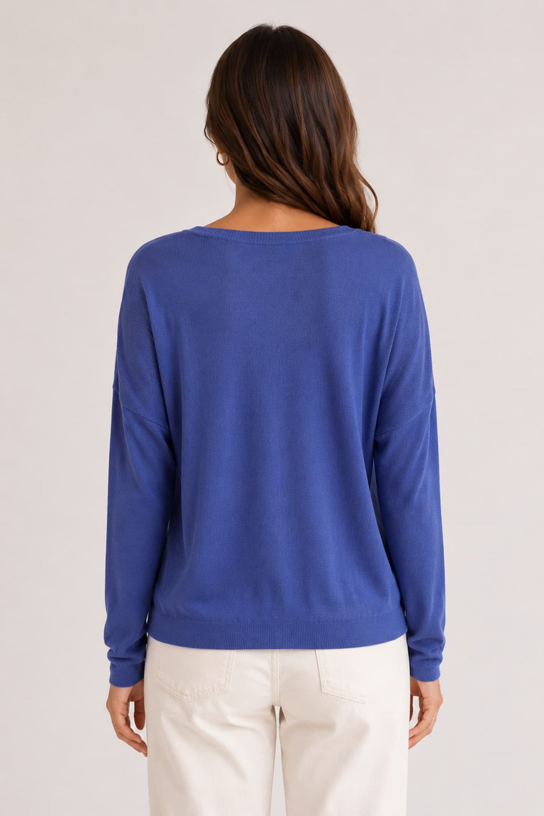 Vue de face tricot Gabina léger col V gris avec épaules tombantes Not Shy pour femme - Valérie Simon