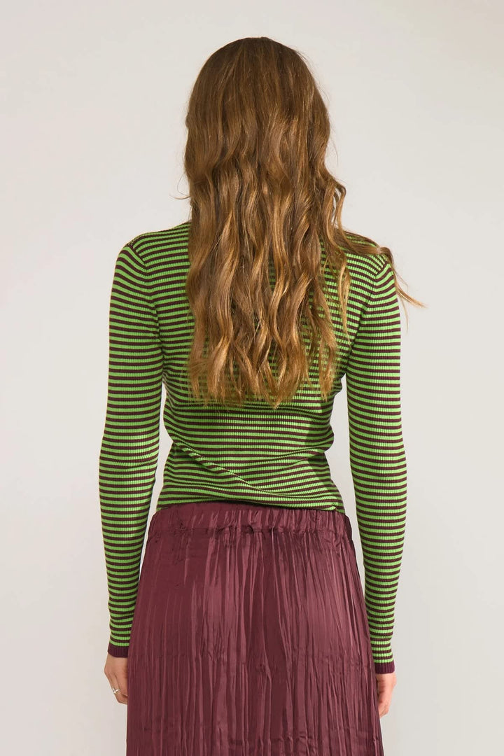 Tricot rayé à manches longues vue de face pour femme Numph