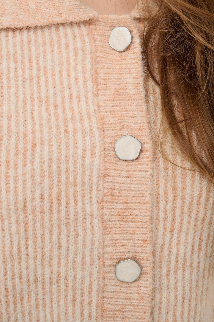 Vue de face tricot Sienna boutonné Cream pour femme corail manches courtes - Valérie Simon