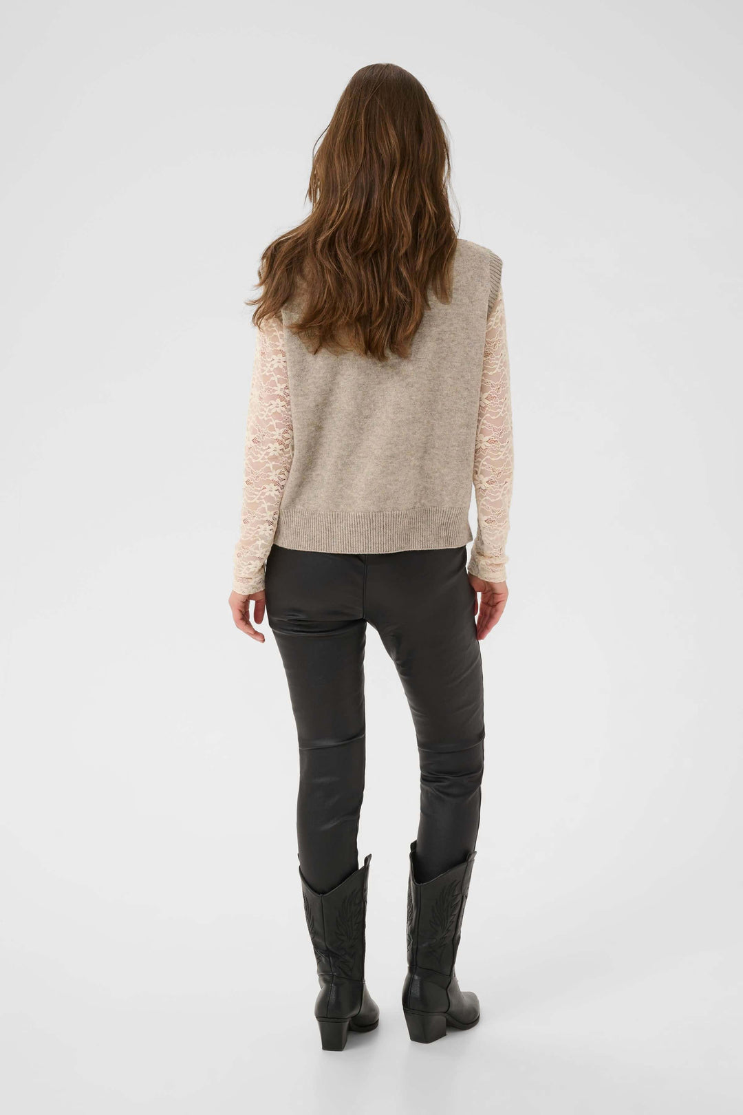 Veste Eroka sans manches en tricot à boutons dorés, élégante et moderne, vue arrière