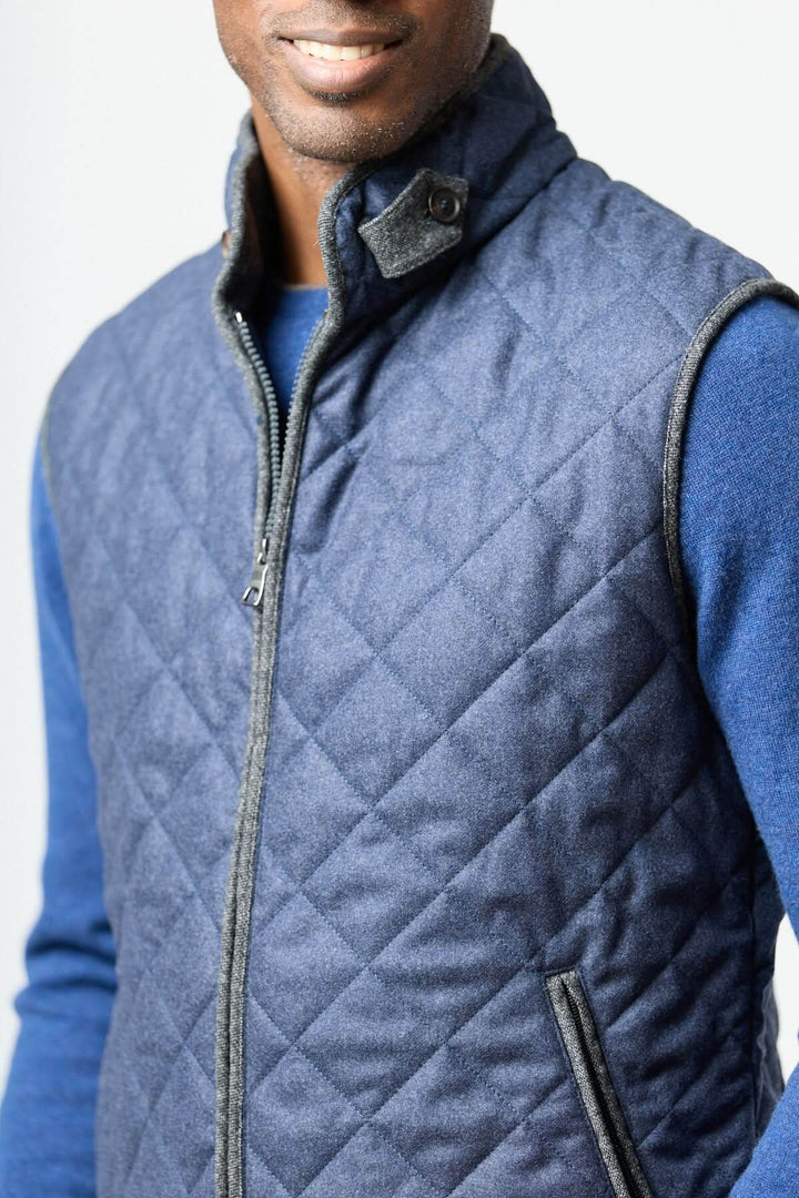 Homme portant une veste sans manches matelassée en laine Vitale Barberis de Waterville, élégance italienne avec texture douce et col montant.