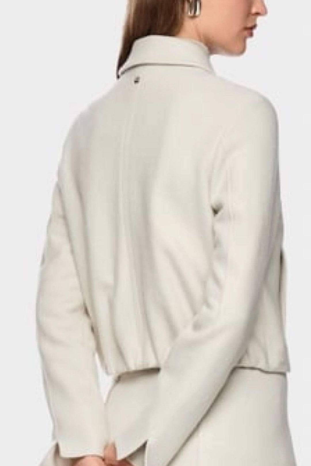 Veste en laine vierge élégante avec fermeture éclair, manches fendues et poches passepoilées, vue arrière.