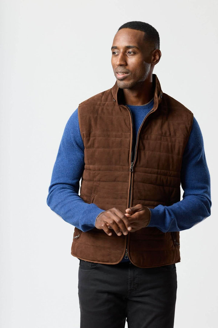 Homme portant une veste sans manches en simili suède marron avec un chandail bleu