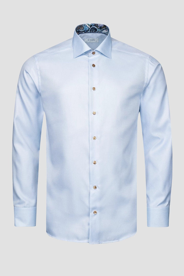 Chemise bleue texturée avec boutons contrastants