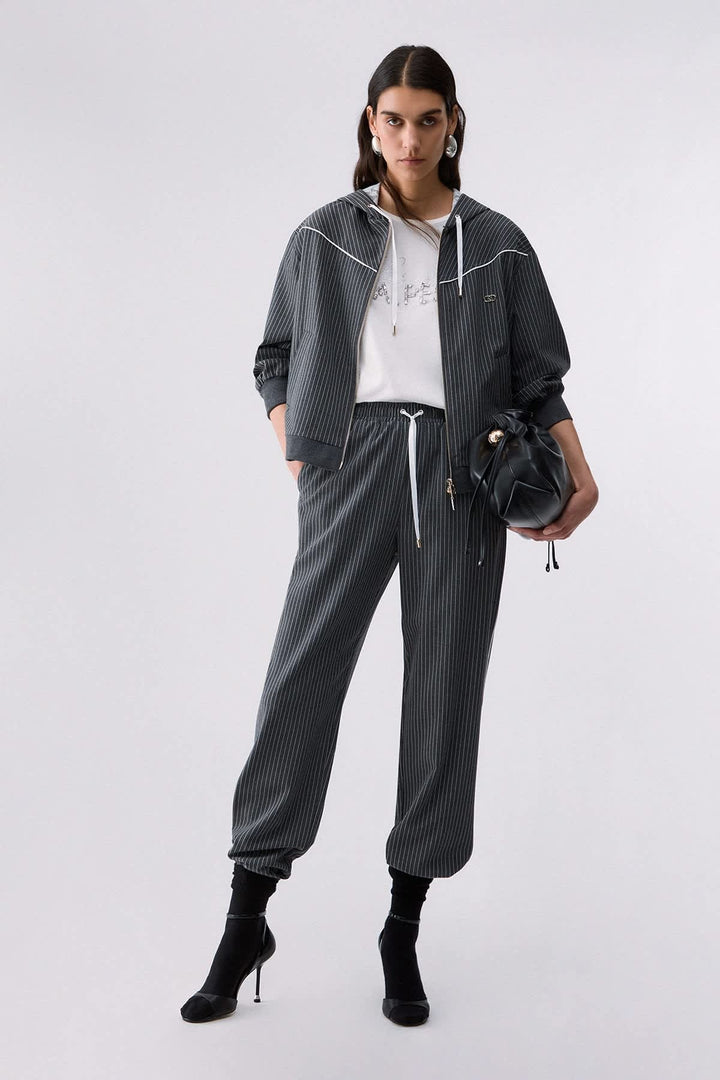 Veste à capuchon à fines rayures vue de face pour femme liujo