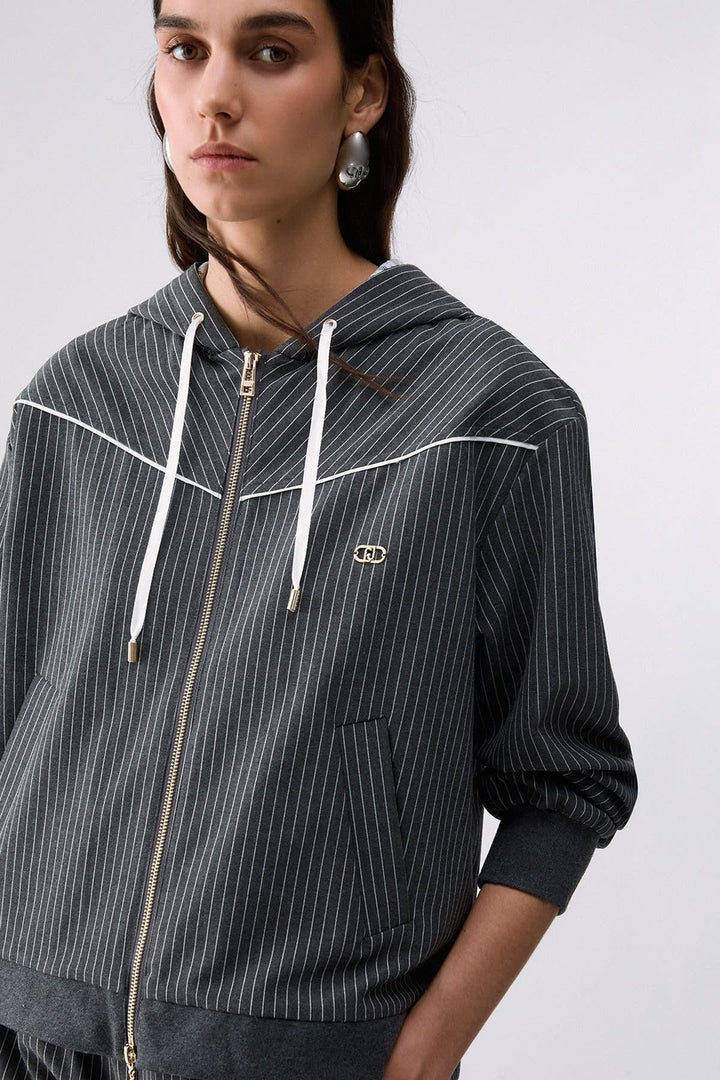 Veste à capuchon et fines rayures vue de face pour femme liujo