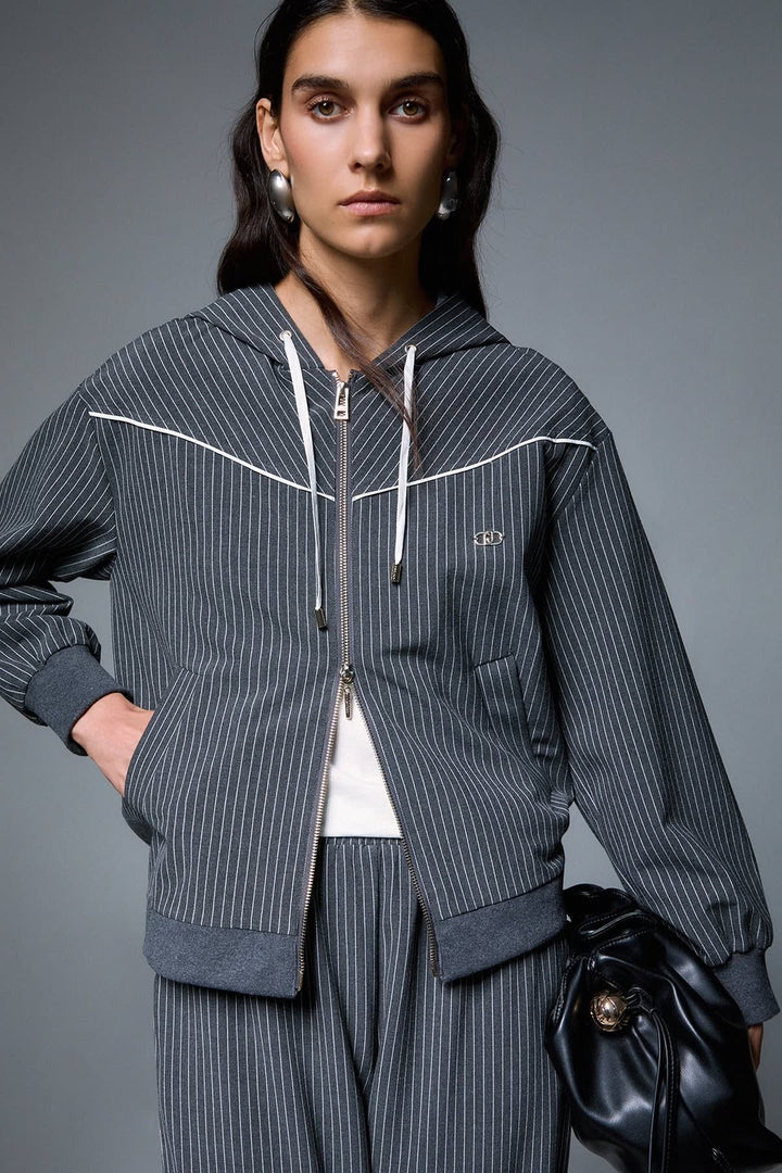Veste à capuchon à fines rayures vue de face pour femme liujo
