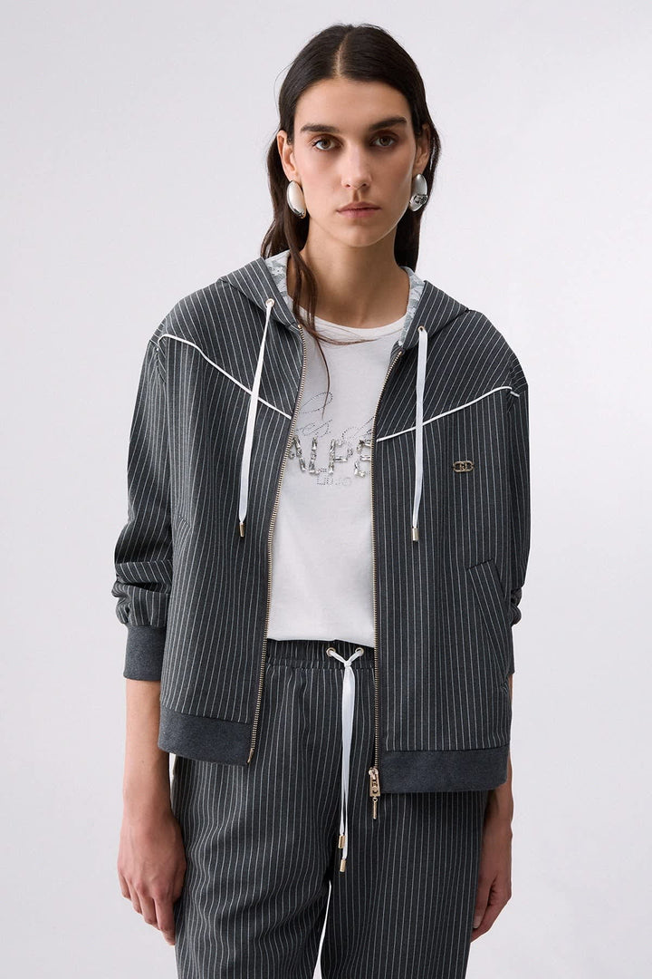 Veste à capuchon à fines rayures vue de face pour femme liujo