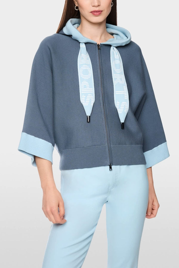Vue de face veste à capuchon Marc Cain bleue pour femme avec détails de coutures - Valérie Simon