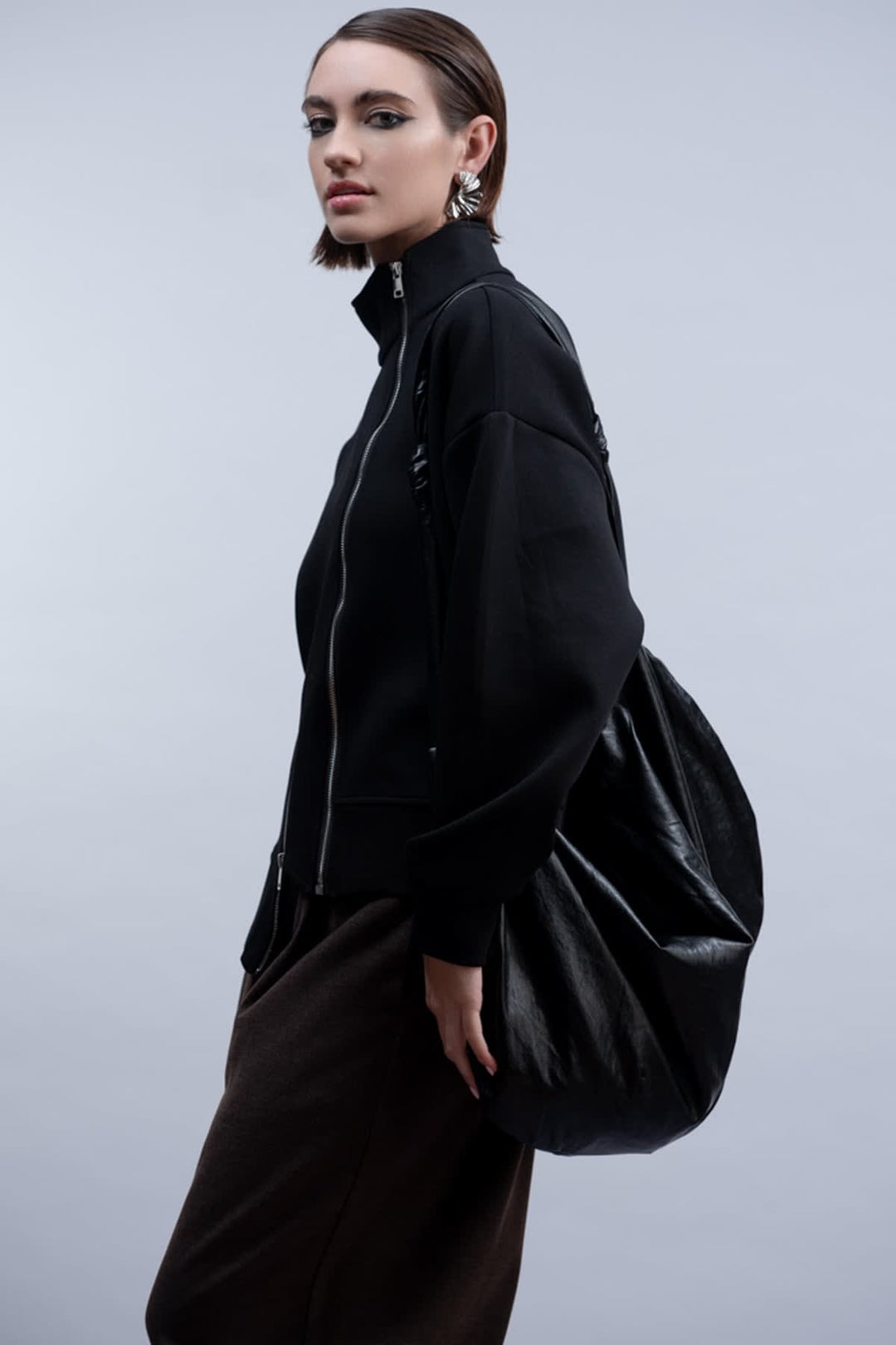 Vue de face veste zippée Haako femme noire avec manches et col montant - Valérie Simon