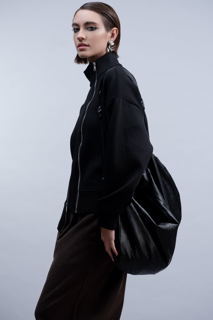 Vue de face veste zippée Haako femme noire avec manches et col montant - Valérie Simon