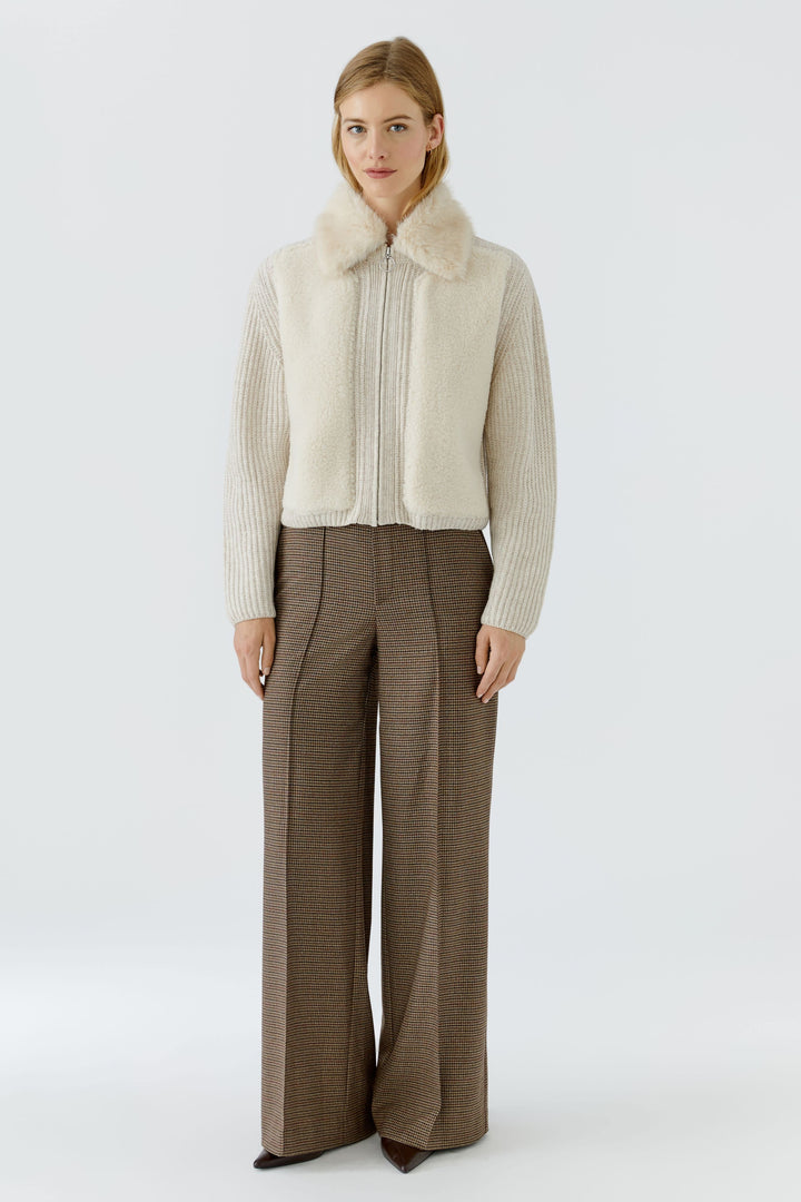 Veste courte en maille et fausse fourrure vue de face pour femme Oui
