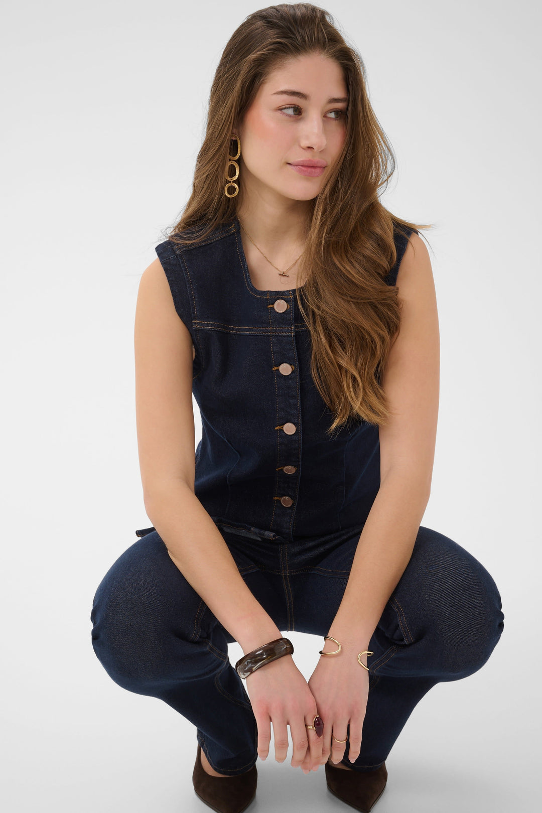 Vue de face veste denim Cream femme sans manches avec boutons dorés - Valérie Simon