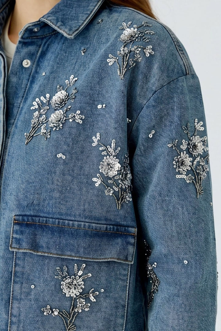 Vue de face veste en denim avec broderies florales multicolores pour femme - Valérie Simon
