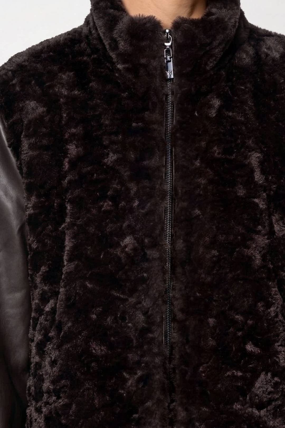 Veste en fausse fourrure à manches effet cuir vue de face pour femme Monari