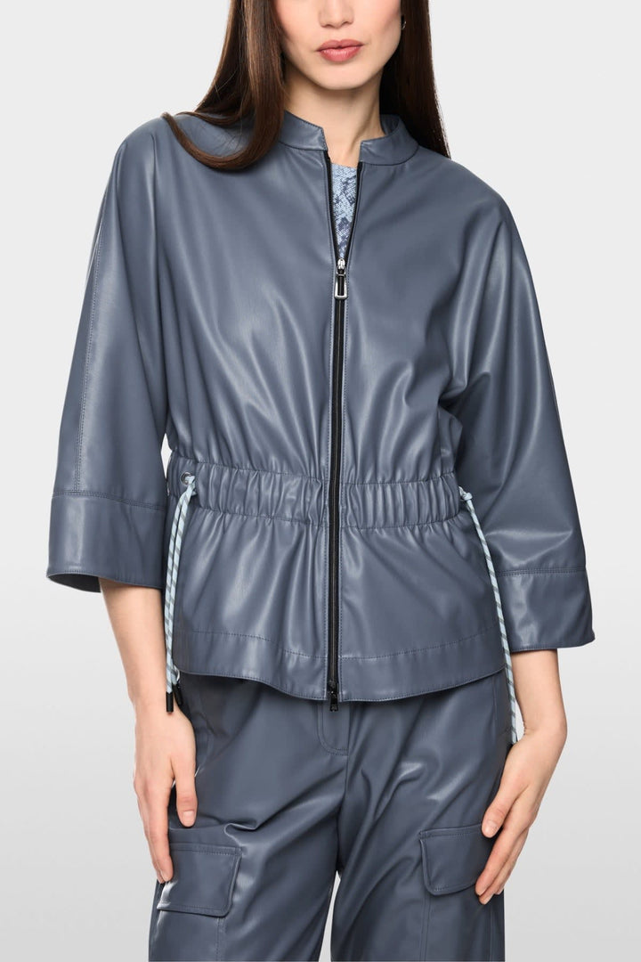 Vue de côté veste similicuir Marc Cain marron avec col revers et poches zippées pour femme - Valérie Simon