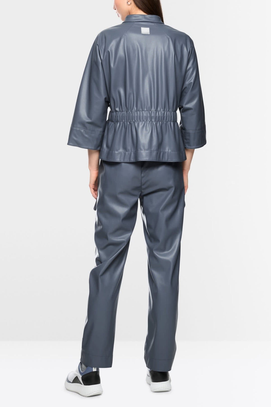 Vue latérale veste en similicuir Marc Cain pour femme noir avec détails coutures - Valérie Simon