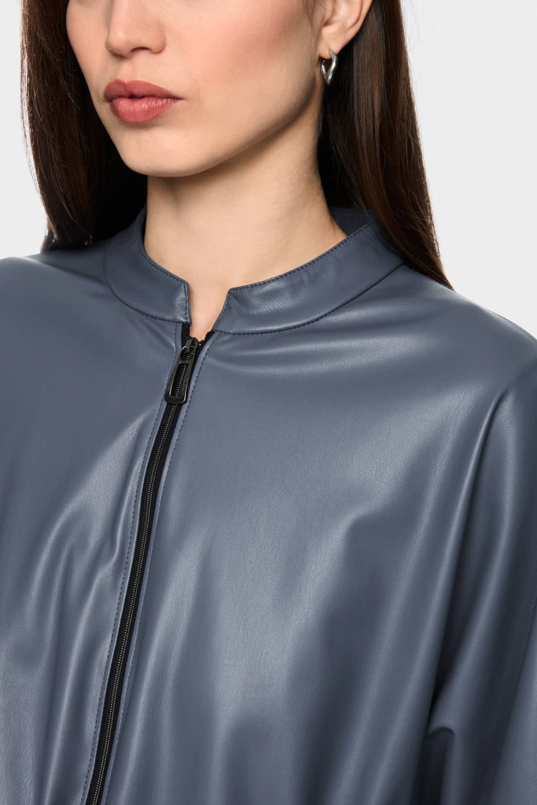 Vue de face veste en similicuir Marc Cain pour femme noir, détails zippés - Valérie Simon