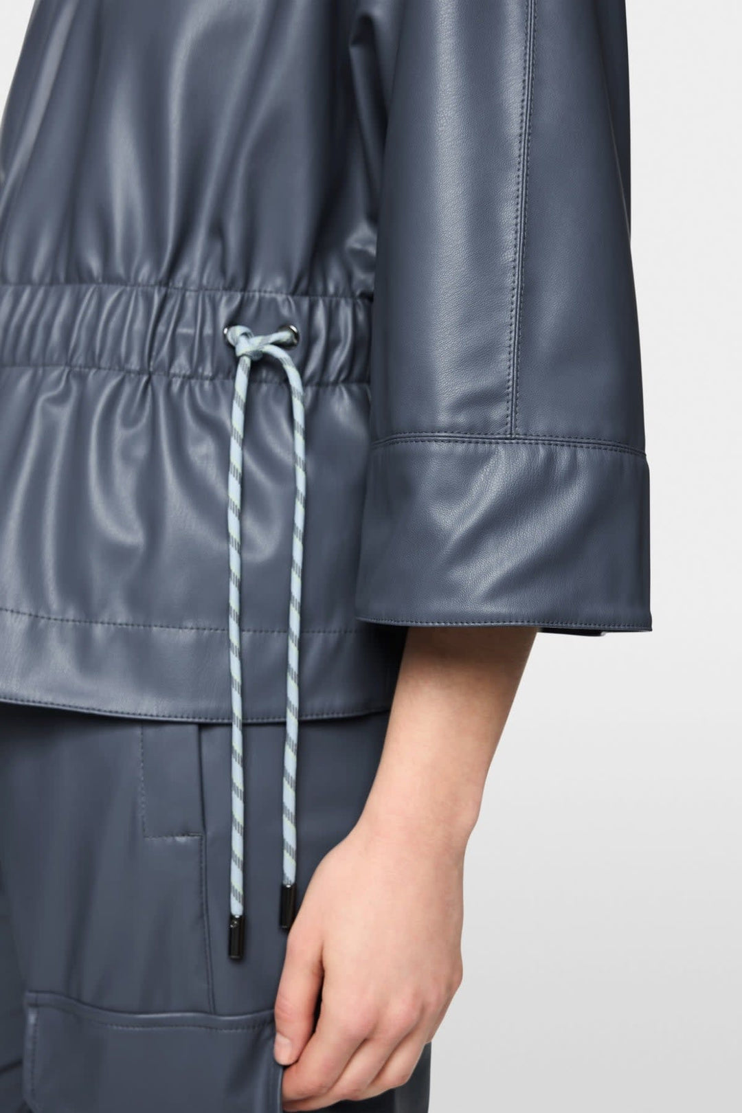 Vue de côté veste en similicuir Marc Cain pour femme noire avec fermeture éclair apparente - Valérie Simon