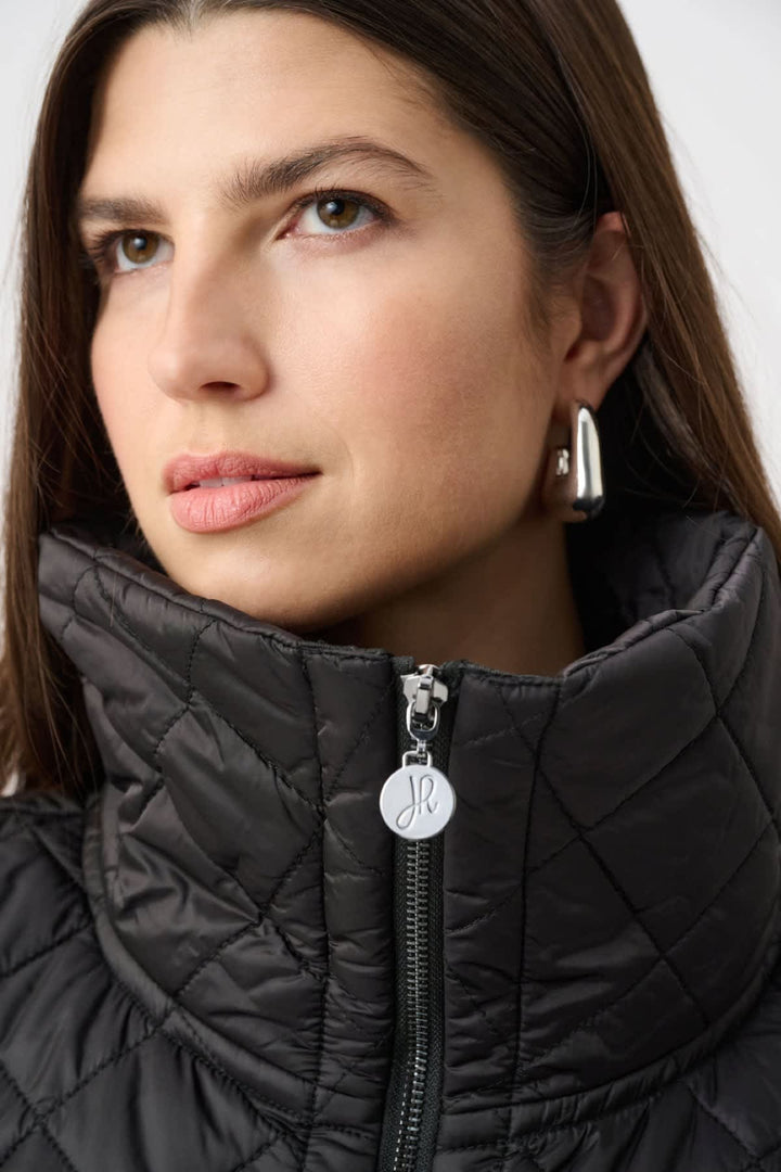 Vue de face veste sans manche matelassée bleue Joseph Ribkoff pour femme avec col montant - Valérie Simon