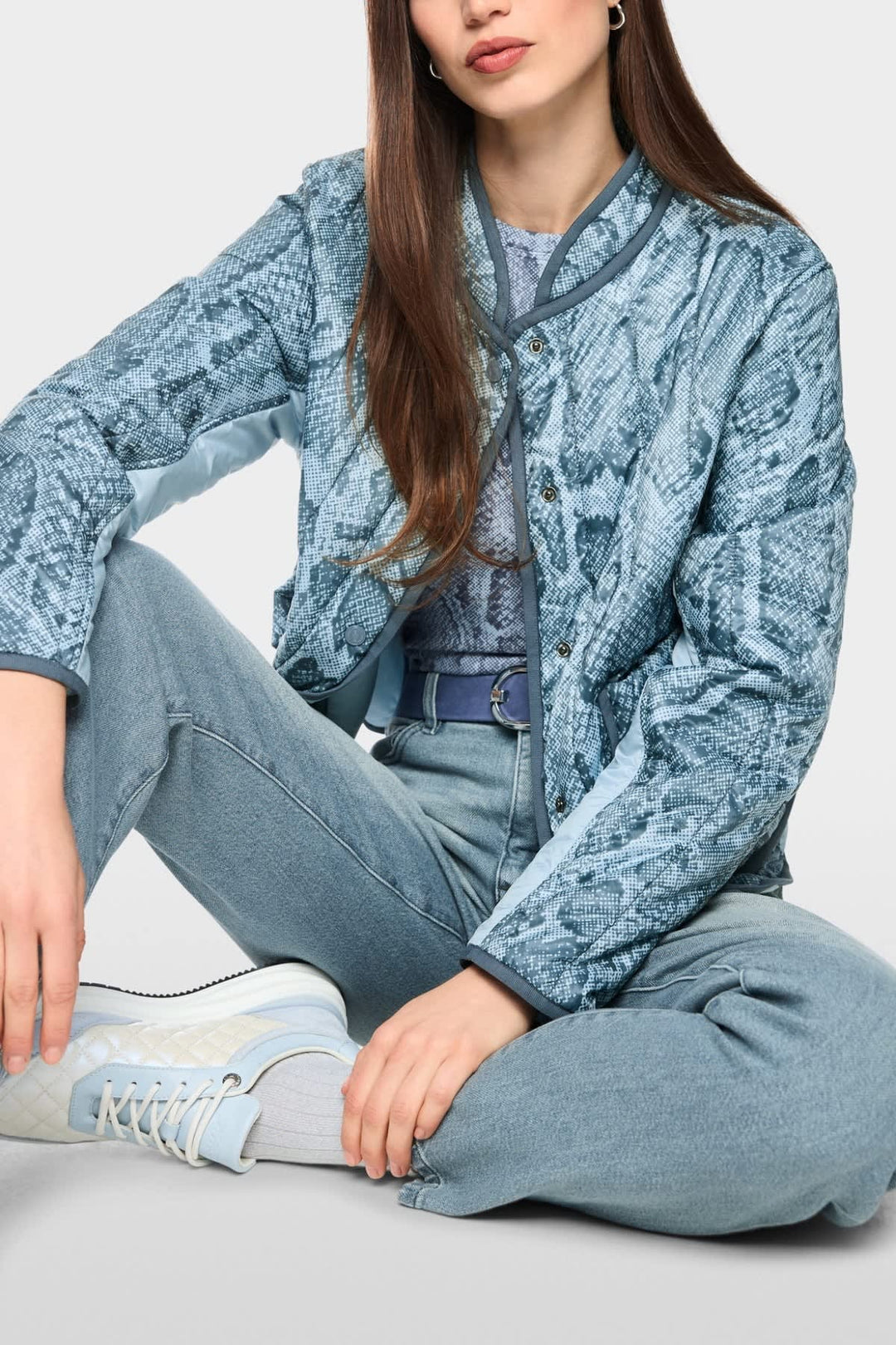 Veste réversible matelassée Marc Cain vue de côté pour femme beige avec détails cousus - Valérie Simon
