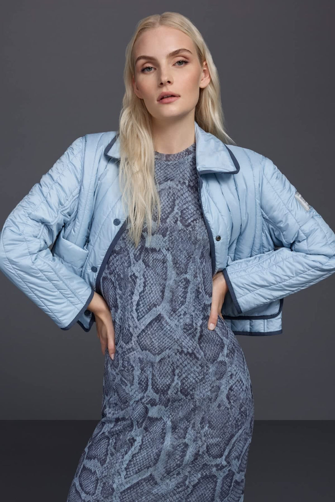 Vue de face manteau réversible matelassé Marc Cain femme beige motifs distinctifs - Valérie Simon