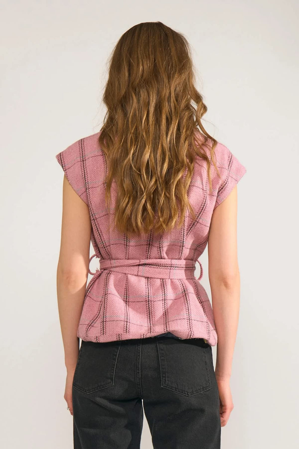 Veste sans manches à carreaux avec ceinture vue de face pour femme Numph
