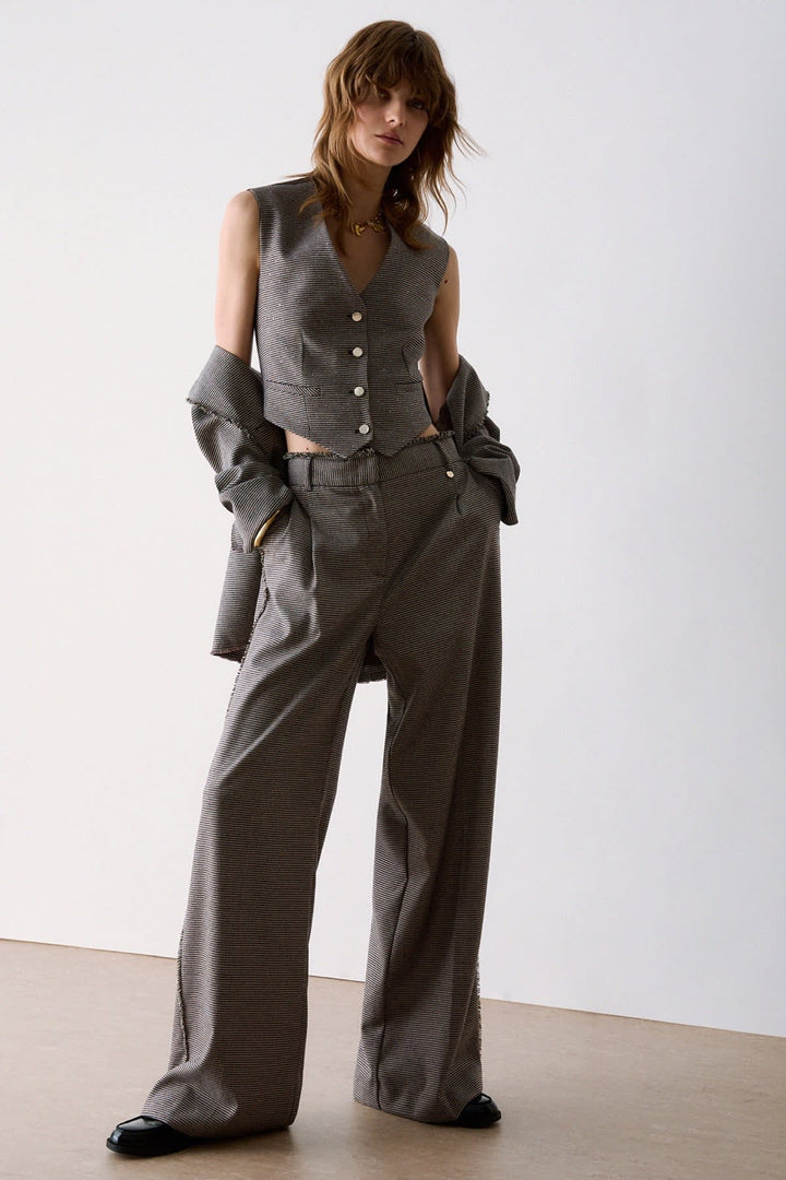 Veste sans manches à carreaux avec boutons métalliques vue de face pour femme liujo