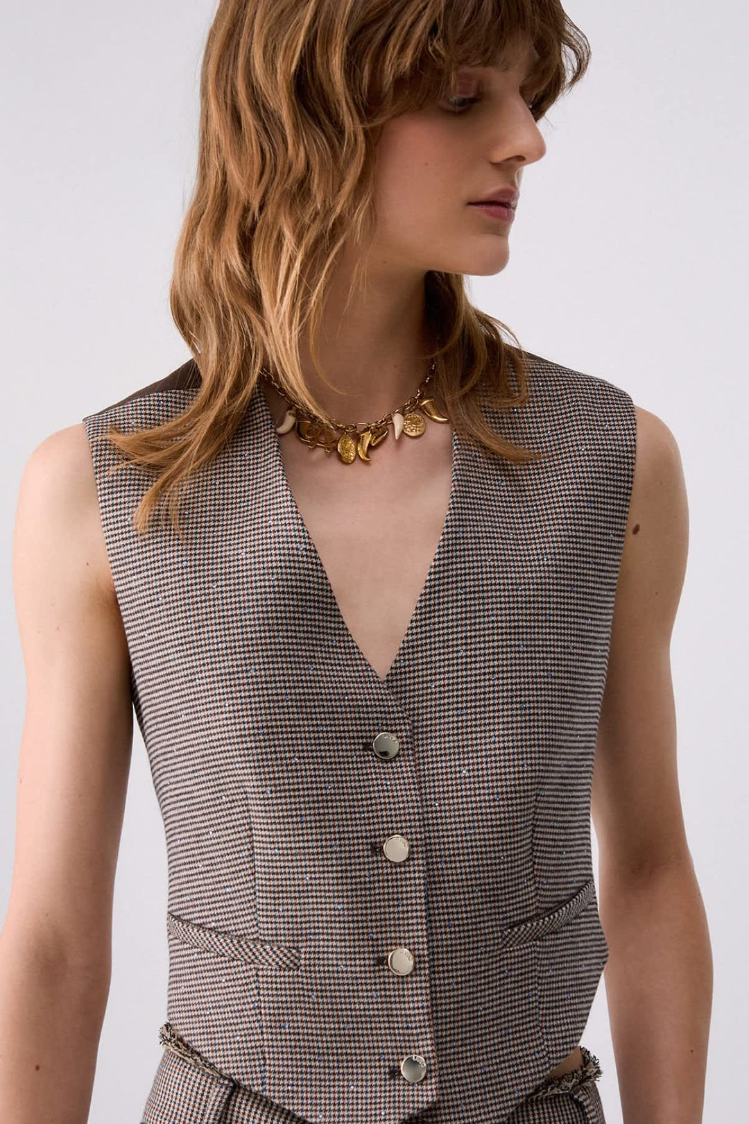Veste sans manches à carreaux et boutons métalliques vue de face pour femme liujo