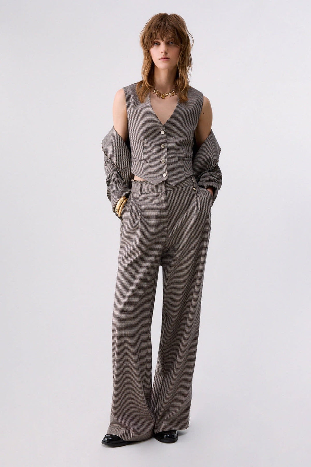 Veste sans manches à carreaux avec boutons métalliques vue de face pour femme liujo