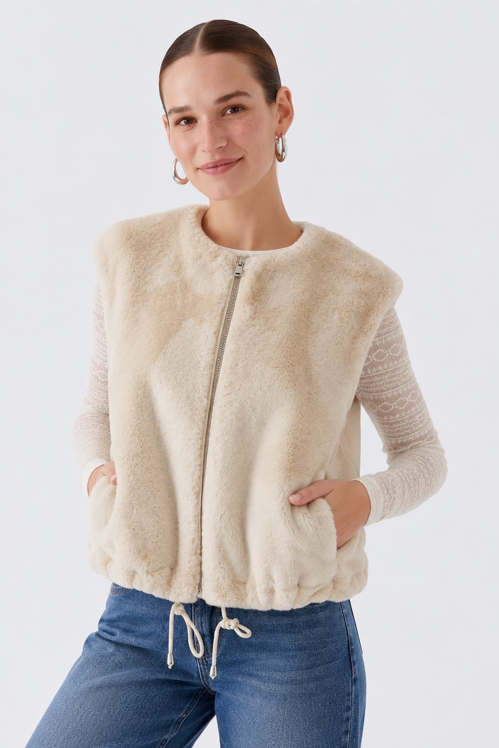 Veste sans manches en fausse fourrure vue de face pour femme Oui