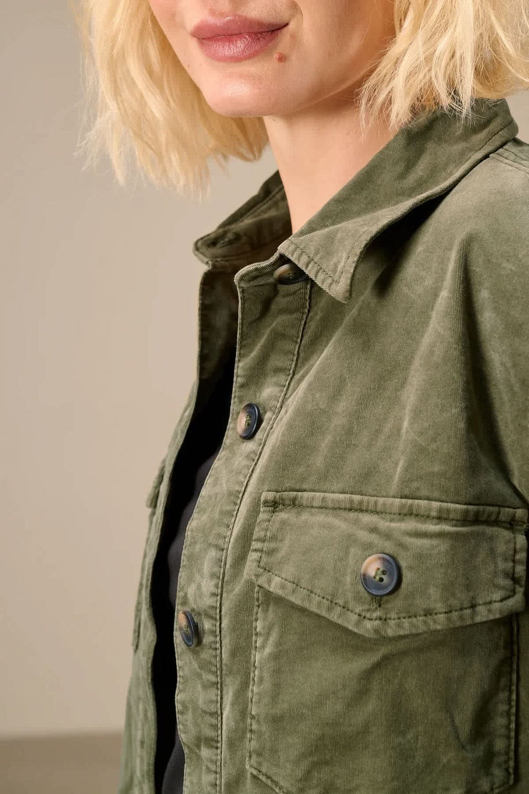 Veste style surchemise à poches vue de face pour femme Nile
