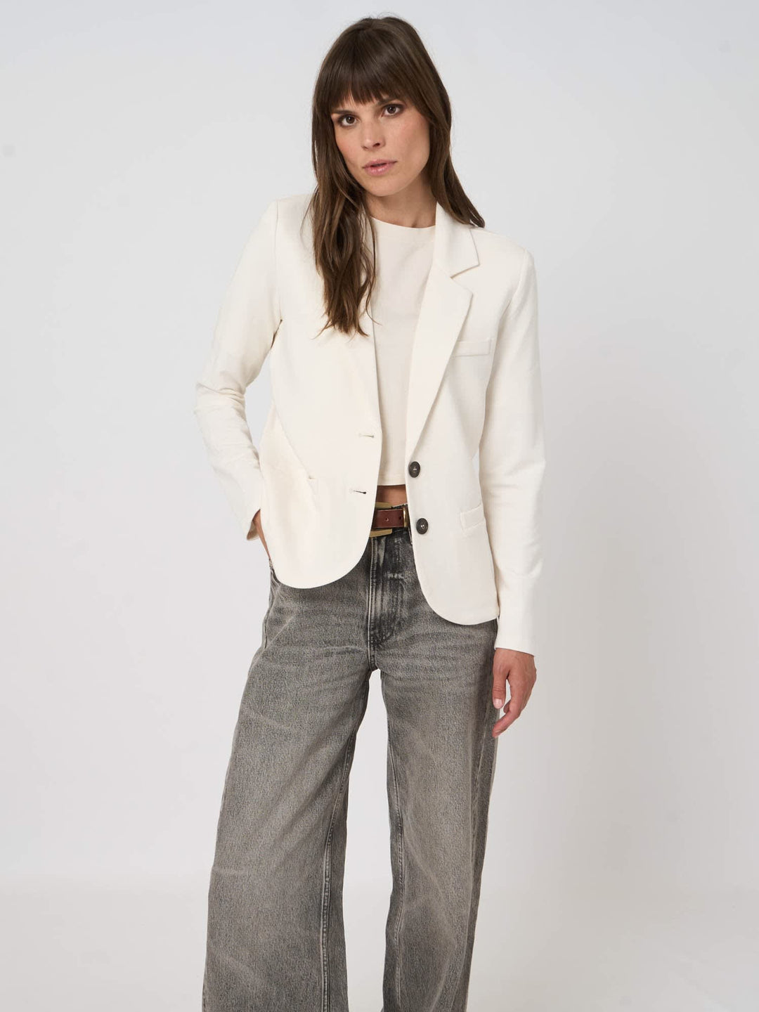 Vue de face veston gris à deux boutons Repeat Cashmere pour femme - Valérie Simon