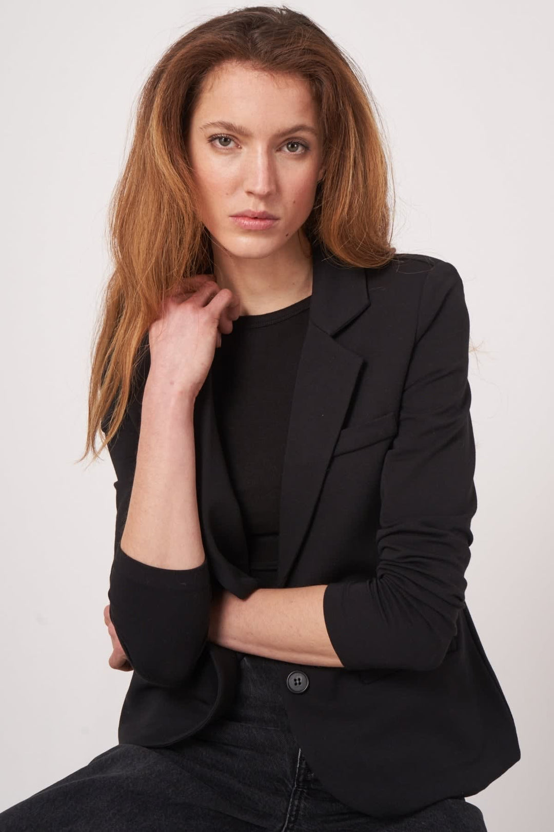 Vue de face veston ajusté Repeat Cashmere gris clair avec boutons blancs femme - Valérie Simon