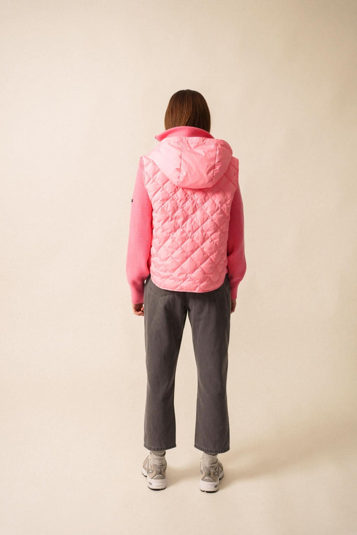 Doudoune sans manche STE JODIE en rose, vue arrière, avec capuche et coupe moderne.