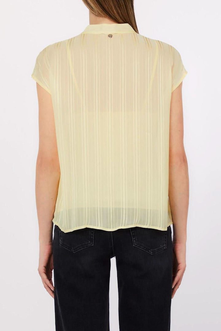 Blouse fluide à encolure ouverte