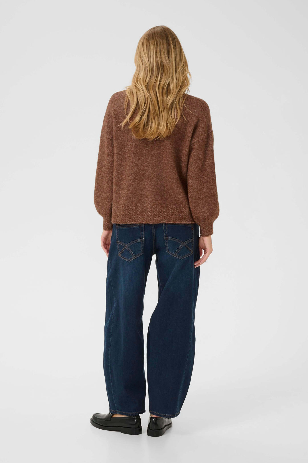 Back view of model wearing Cardigan Blues en tricot doux à boutons apparents, showing textured fabric and relaxed fit with jeans.