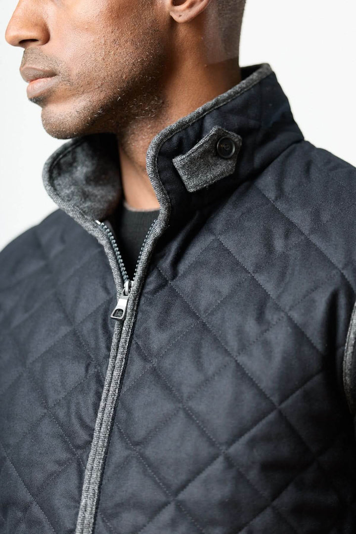 Homme portant une veste sans manches matelassée en laine Vitale Barberis avec texture douce et col montant boutonné.