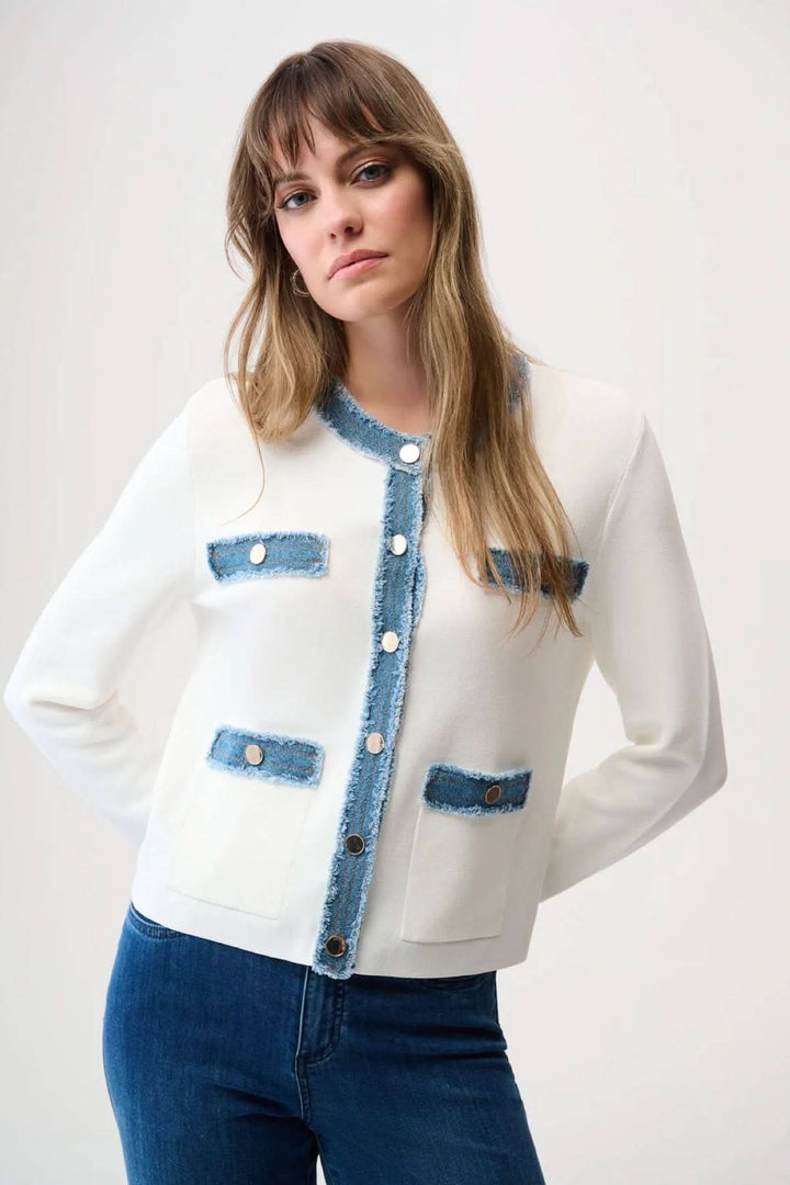 Cardigan élégant avec détails en denim effiloché et boutons métalliques argentés, coupe droite pour un style moderne et tendance.
