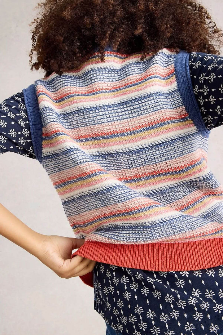 Veste sans manche Tara texturée à rayures multicolores portée sur une chemise imprimée, vue arrière, style rétro et coloré.