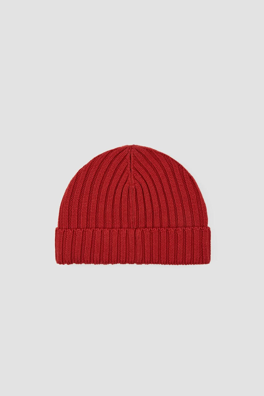 Tuque en maille côtelée rouge avec revers, idéale pour un look urbain décontracté et pour garder la chaleur en hiver.