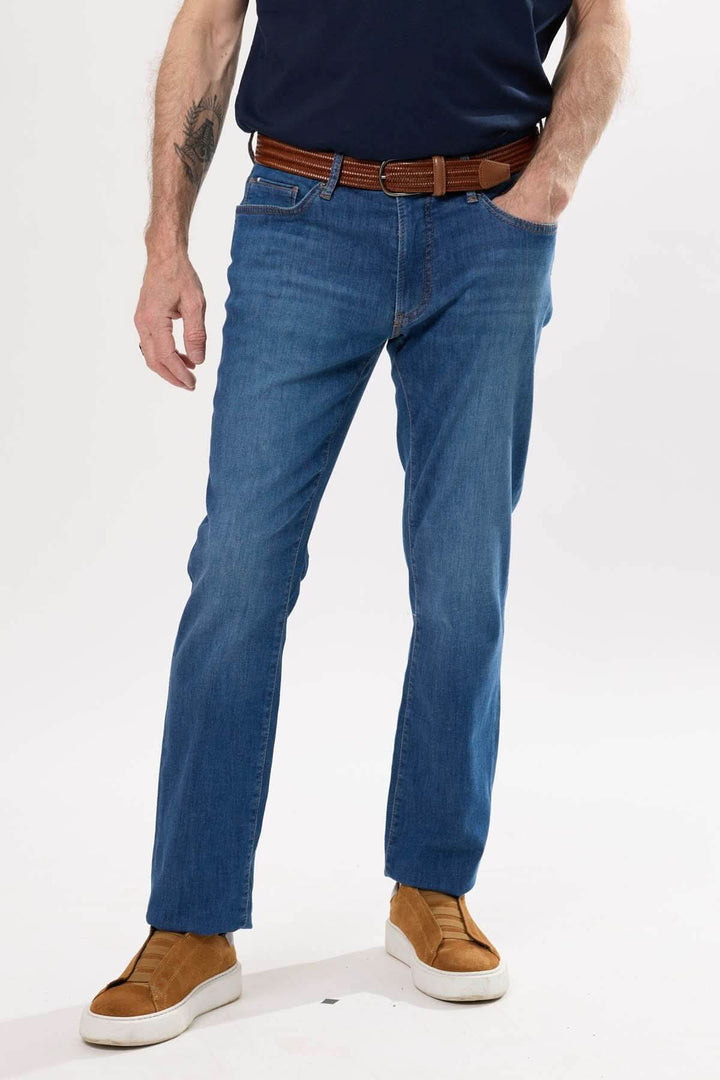Jean classique droit en denim extensible, parfait pour un look décontracté, avec cinq poches et fermeture à glissière.