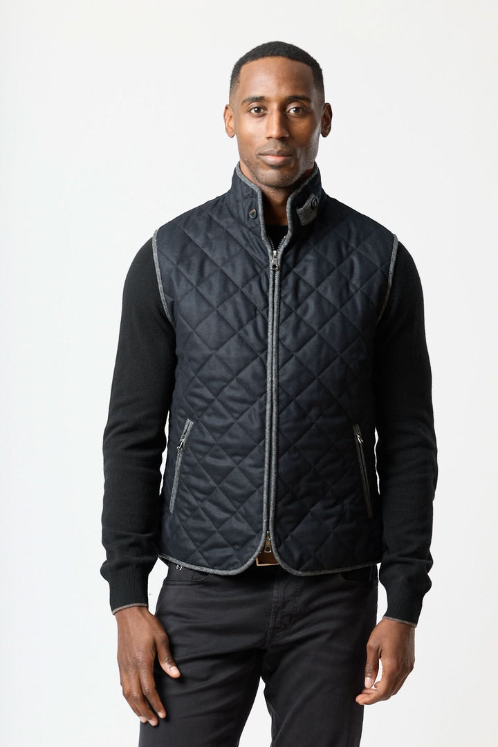 Homme portant une veste sans manches matelassée en laine Vitale Barberis, élégance italienne moderne, style et chaleur raffinée.