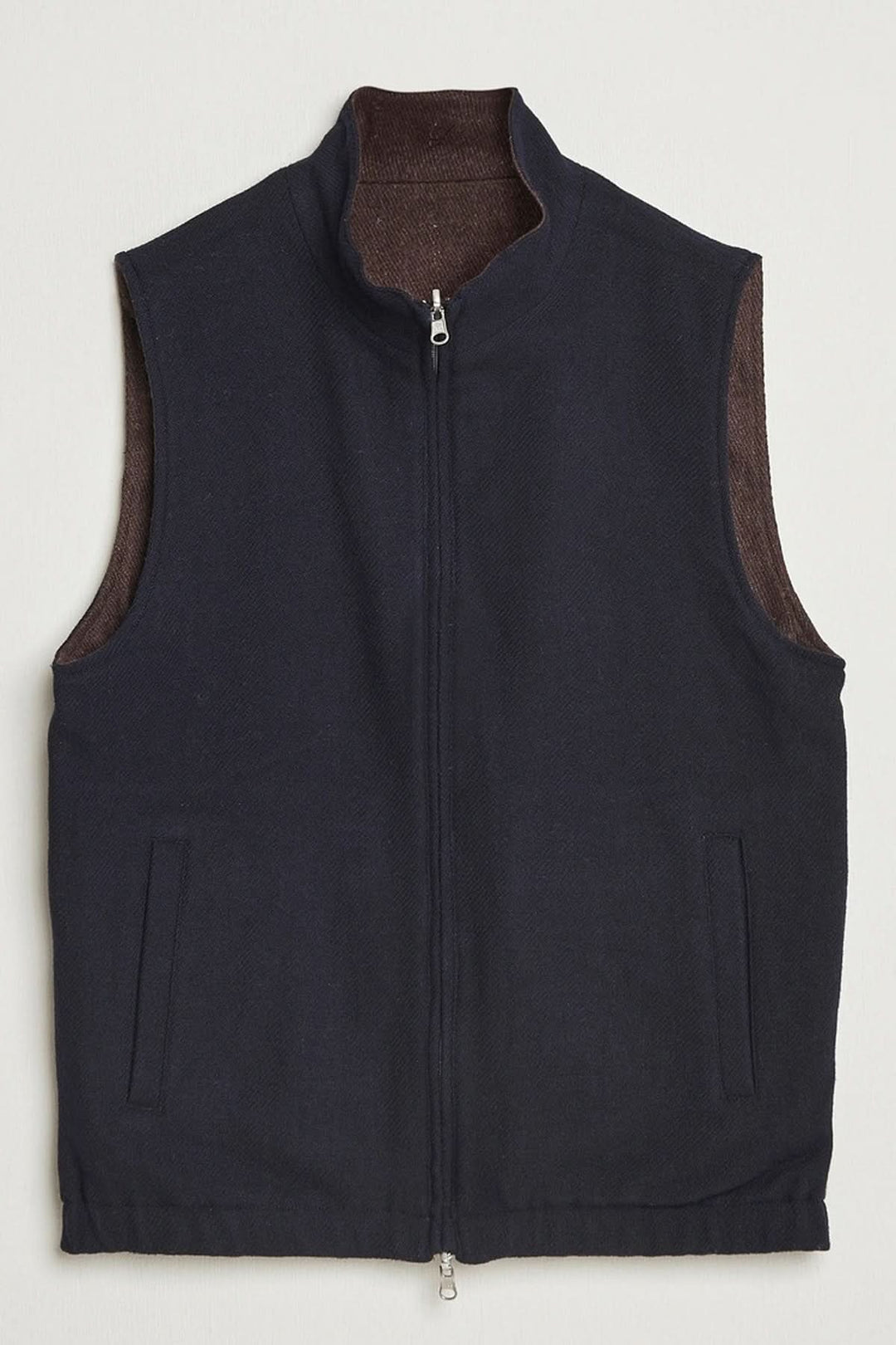 Gilet en laine reversible Stenströms avec fermeture à double zip, poches fonctionnelles et confection élégante.