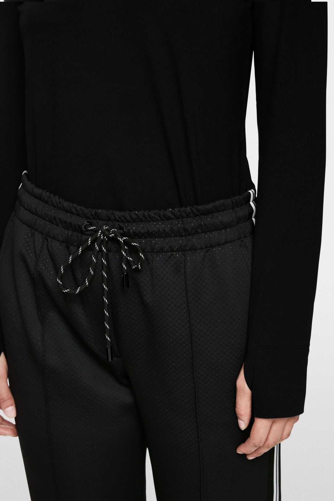 Pantalon Washington en noir avec taille élastique et cordon de serrage, idéal pour un look sportif-chic.