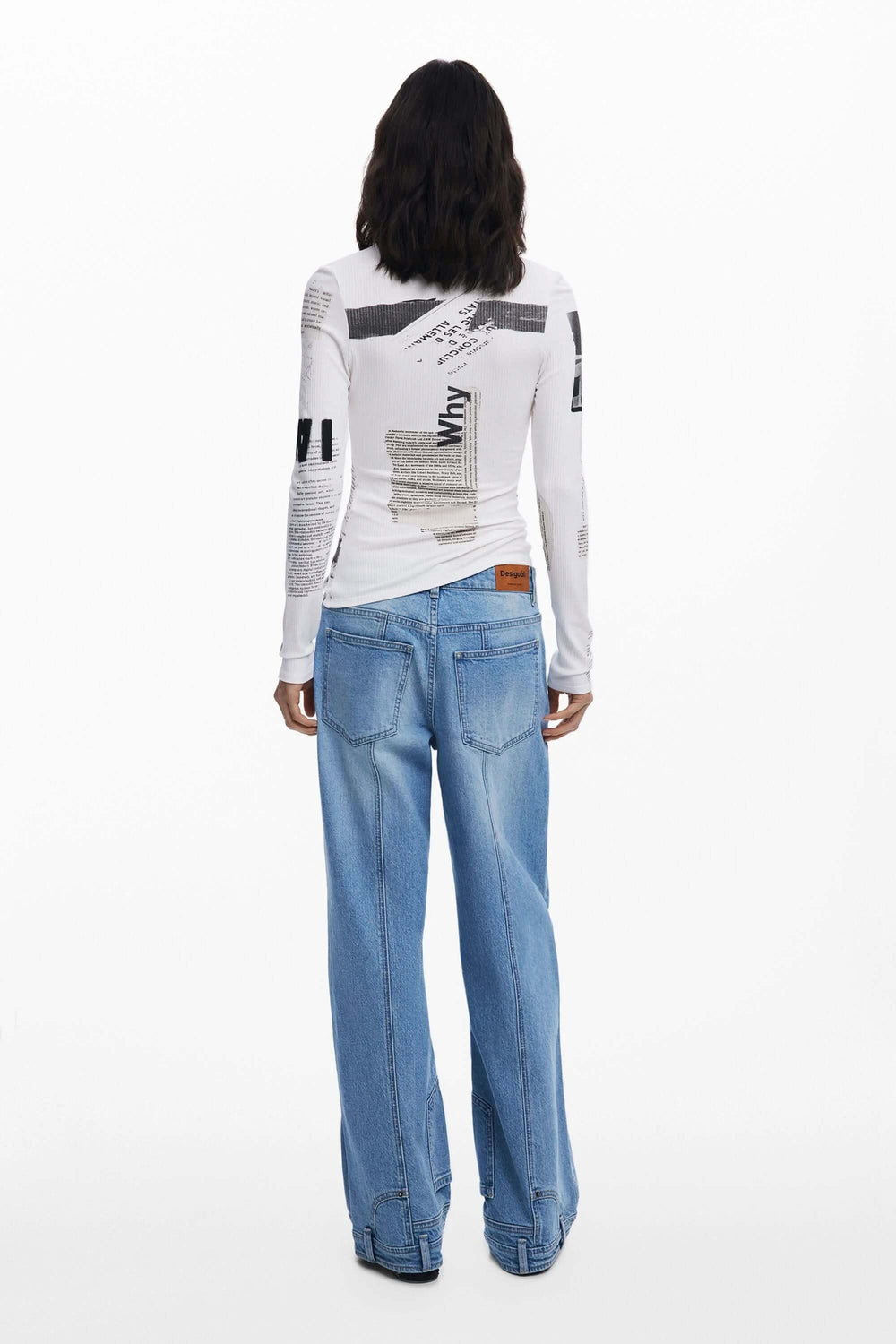 T-shirt Mickey à manches longues avec imprimé typographique, porté avec jeans décontractés, vue de dos.