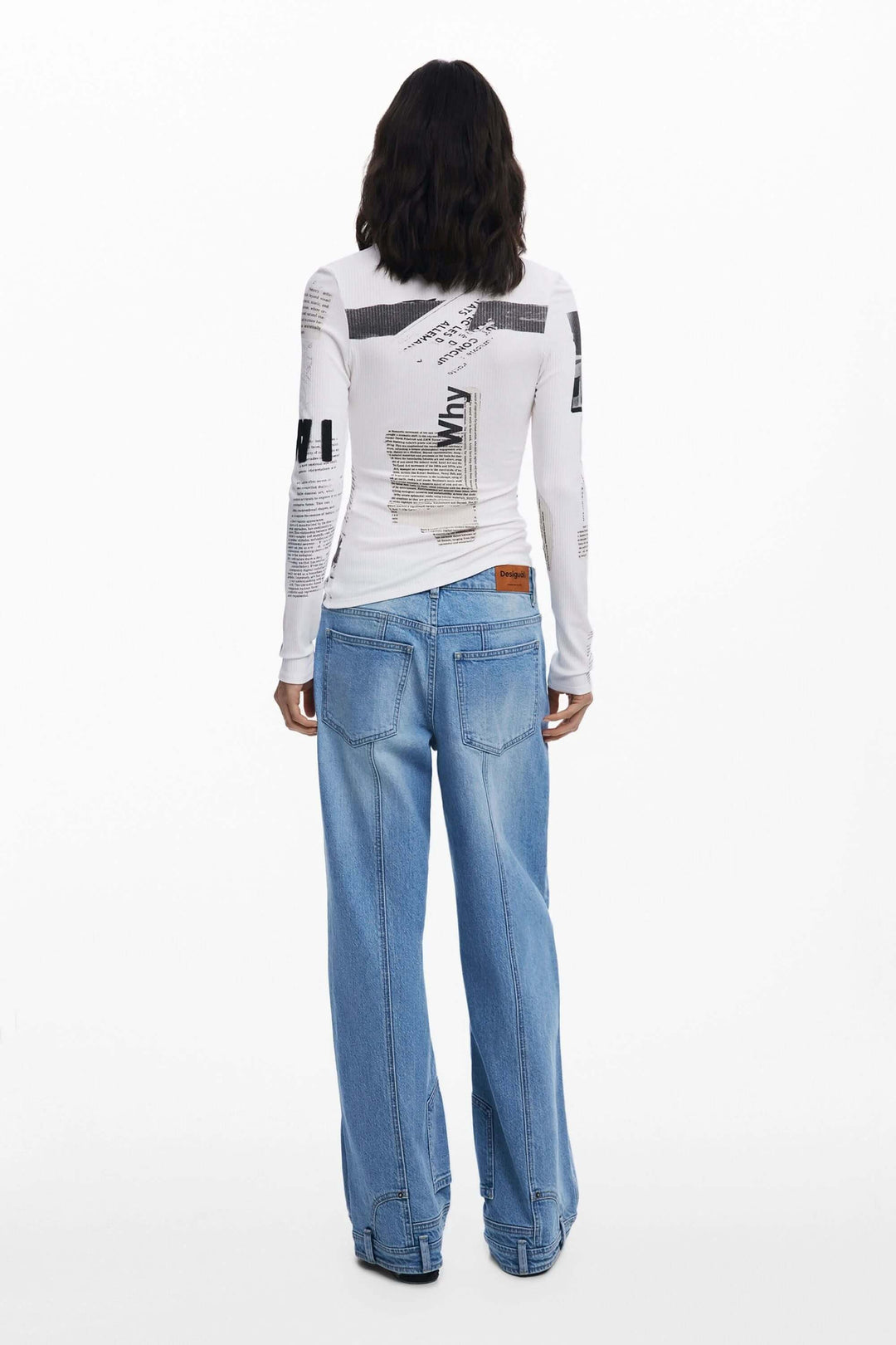 T-shirt Mickey à manches longues avec imprimé typographique, porté avec jeans décontractés, vue de dos.