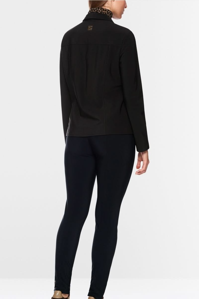 Veste avec supperposition vue arrière, coupe ajustée et féminine, avec superposition léopard audacieuse. Idéale pour un look professionnel.
