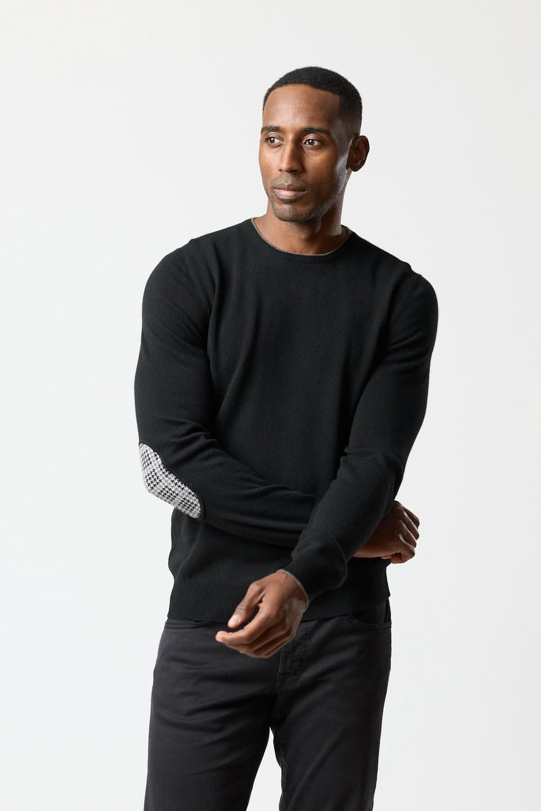 Chandail en laine vierge et cachemire noir avec coudières pied-de-poule pour homme, élégant et confortable, confection italienne.