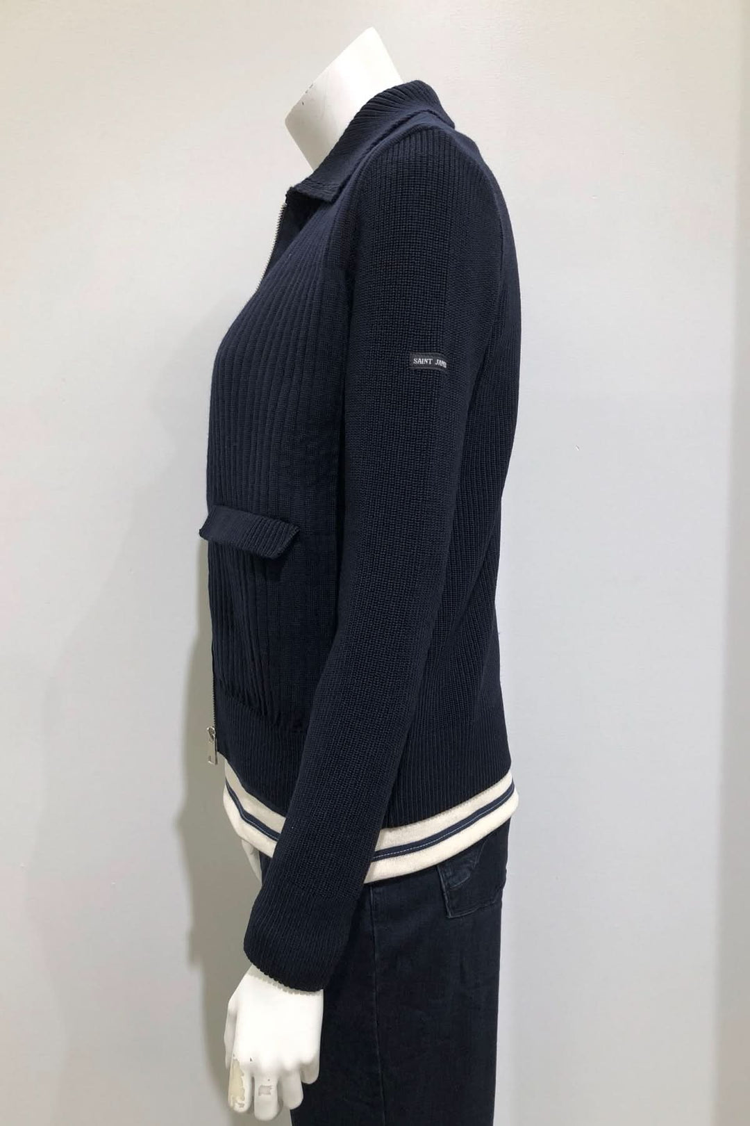 Cardigan zippé CHATEL marine avec col chemise classique, texture côtelée, manches longues, et poche décorative.